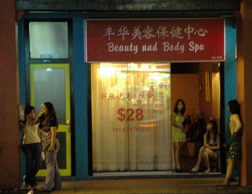 Archivo:Geylang Singapore Prostitutes.jpg